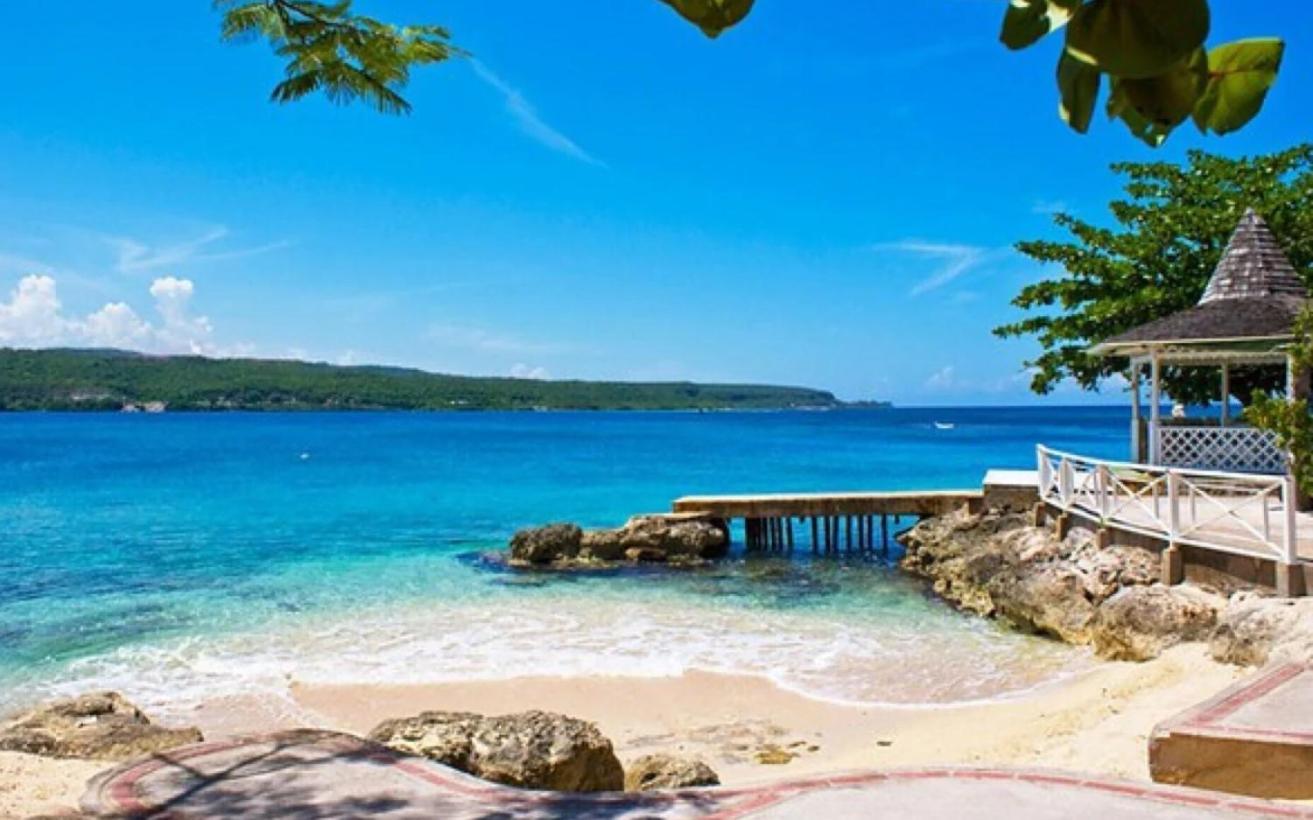 Sea Grapes Air-Conditioned 6-Bedroom Home With Cottage Discovery Bay Bagian luar foto